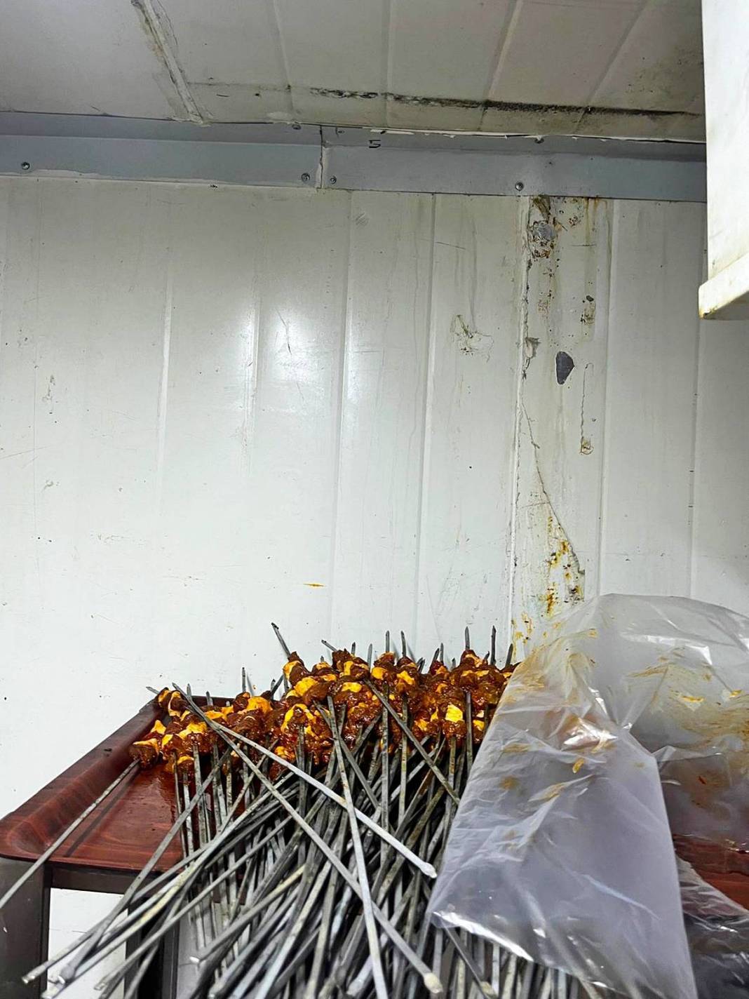 Cesarete bak: Ürünlerinde tarihi geçmiş bozuk et kullanmış! O restoran süresiz mühürlendi 5